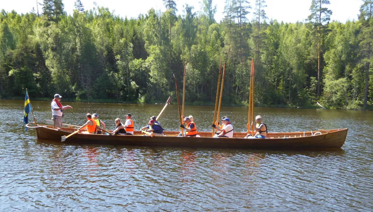 Rodd med Kyrkbåt Djupnäs II på Strömsholms kanal